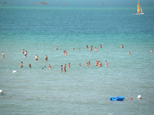  baigneurs dans la mer